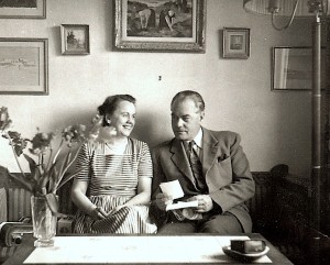 Gudrun och Jan Fridegård i sin lägenhet på Bredmansgatan i Uppsala i mitten av 50-talet